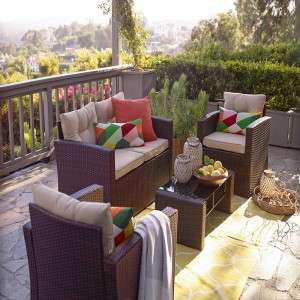 Rattan 4pcs Outdoor Wicker Conversation Set mit Terrasse Wetterfeste Kissen und gehärtetes Glas Tabletop (Dark Brown)