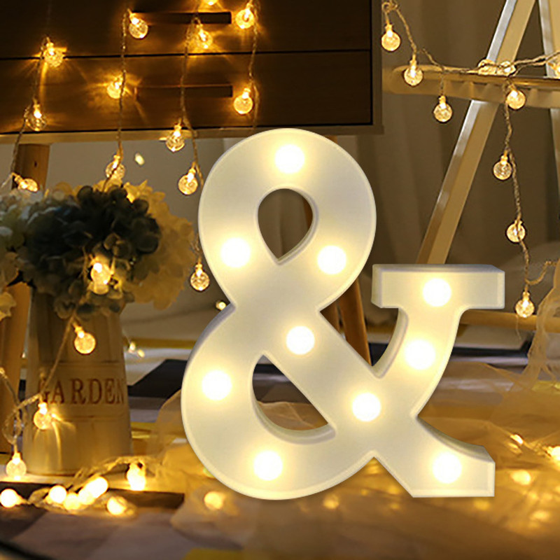 Alphabetbuchstabe leuchtet LED leuchten weiße Plastikbuchstaben stehen hängende A-M