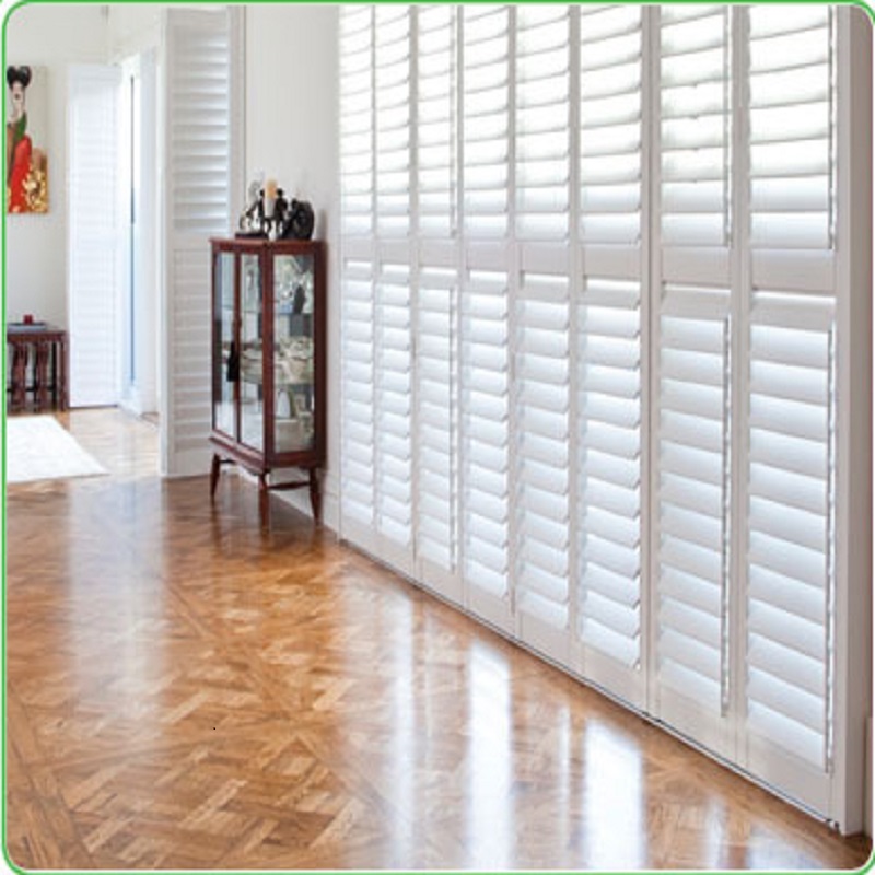 schöne Fenster und Fensterläden machen Ihr Haus schön