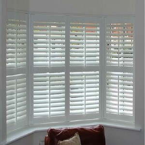 schöne Fenster und Fensterläden machen Ihr Haus schön