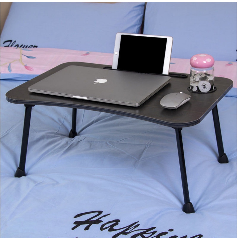 Klapptisch auf Computerbett