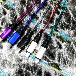 Glänzendes PU-Leder, schnelles Aufladen, rundes Aluminiumgehäuse, USB-Kabel für Micro-USB, Typ C, iPhone-Blitzladung und Synchronisierung