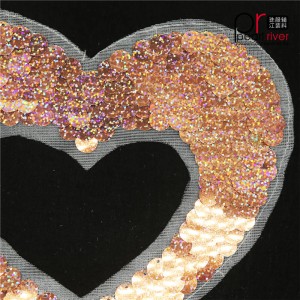 rosa Herzform-Paillettenflecken