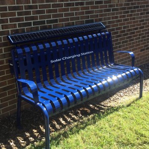 Uptown-Ladebank mit dahinter liegenden Sonnenkollektoren