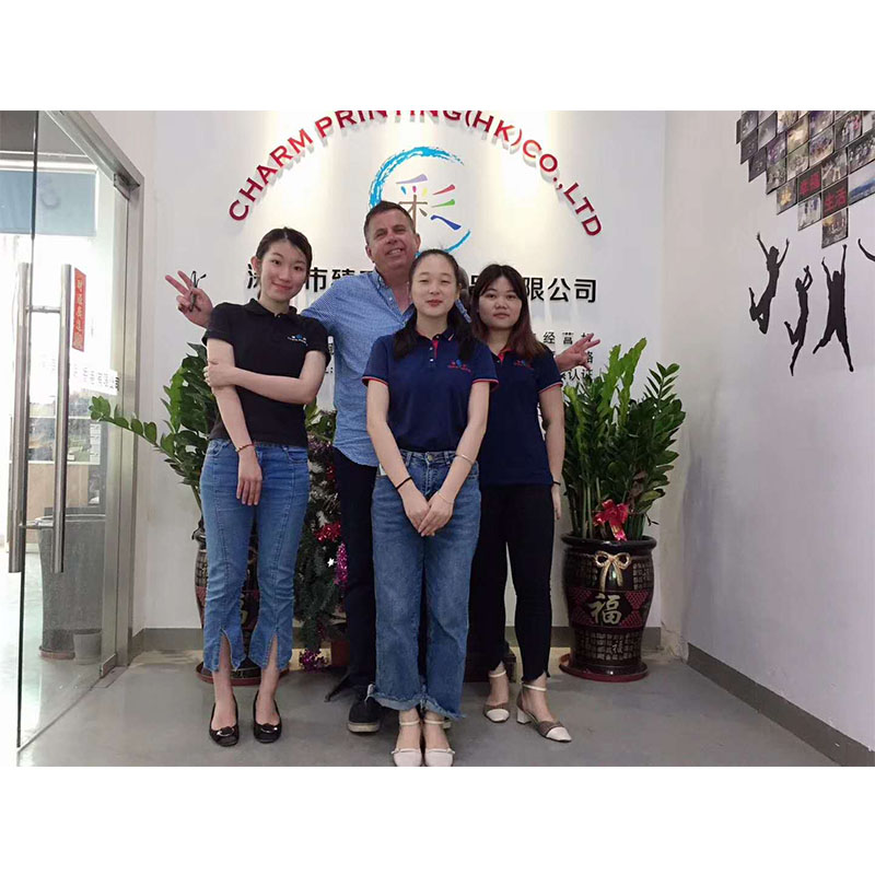 Britischer Haustierproduktkunde, der zu unserem Unternehmen kommt