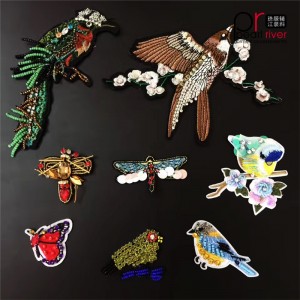 Neuestes Tier und Blume bestickter Patch