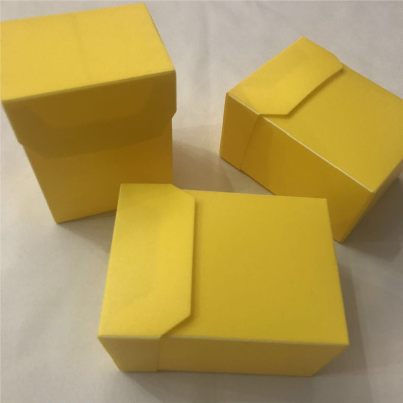 Gelbe tcg-Spielkarten aus Kunststoff
