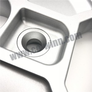 Kundengebundenes Schmieden \/ CNC, das Aluminiumradfelgenmitte Autoteil-Ersatzteile After Sales Parts maschinell bearbeitet