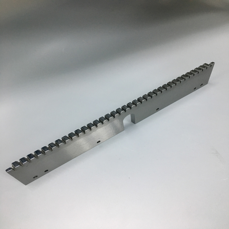 Metallteile mit Drahtsägen