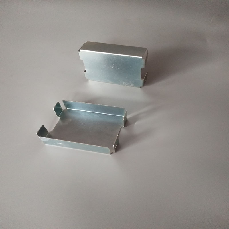 Blechteile mit blauem Zink