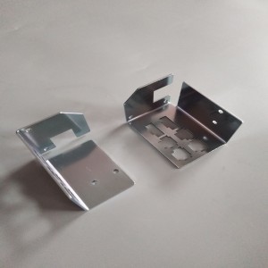 Blechteile mit blauem Zink