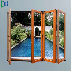 Falttüren aus Aluminium mit Doppelverglasung und manuelle Lamellen mit Wärmeübertragung aus Holzmaserung