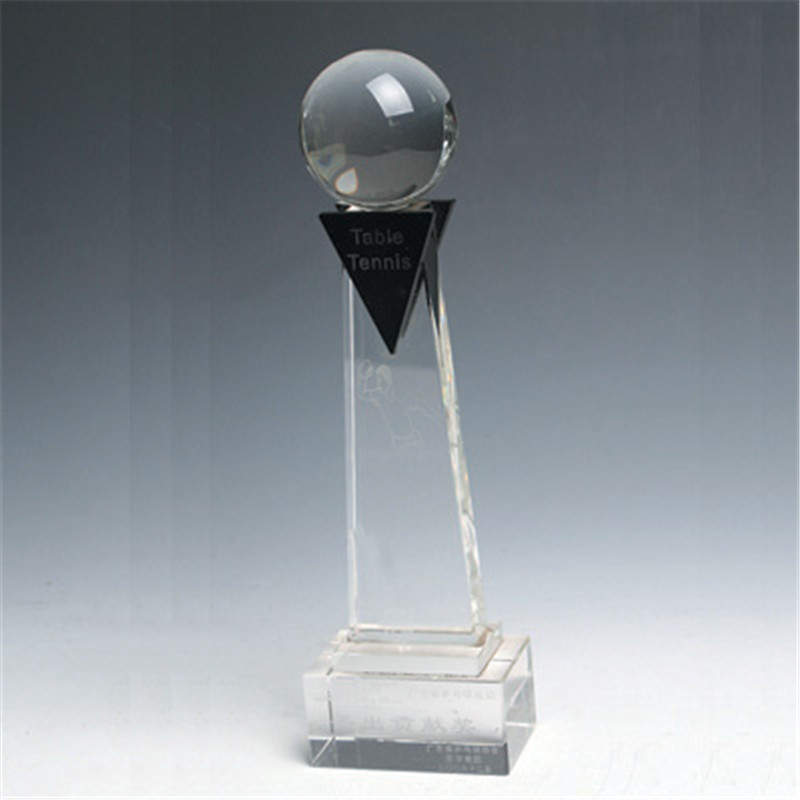 Crystal Trophy mit Ball auf der Oberseite