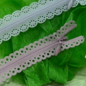 Unsichtbarer Reißverschluss mit gemustertem Spitzenband 12