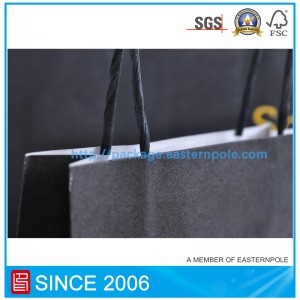 Schwarze Papiertüte mit Folienprägung