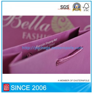 Lila Papiertüte mit geknotetem Griff