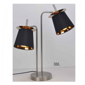 Tischlampe mit Stoffschirm und Dekoblatt