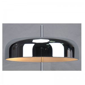 Tischlampe mit Metallschirm und flachem Fuß