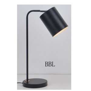 Tischleuchte mit Metallschirm und Schattenfunktion einstellen