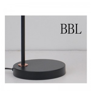 Tischleuchte mit Metallschirm und Schattenfunktion einstellen