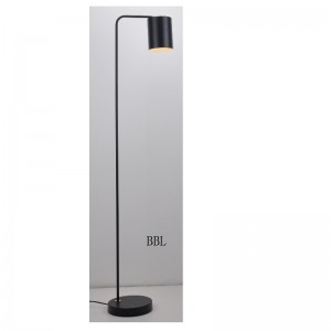 Stehleuchte mit Metallschirm und einstellbarer Schirmfunktion