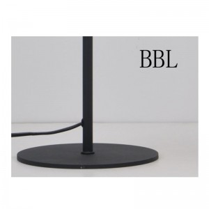 Tischleuchte mit Metallschirm und verstellbarer Schirmfunktion, flacher Fuß