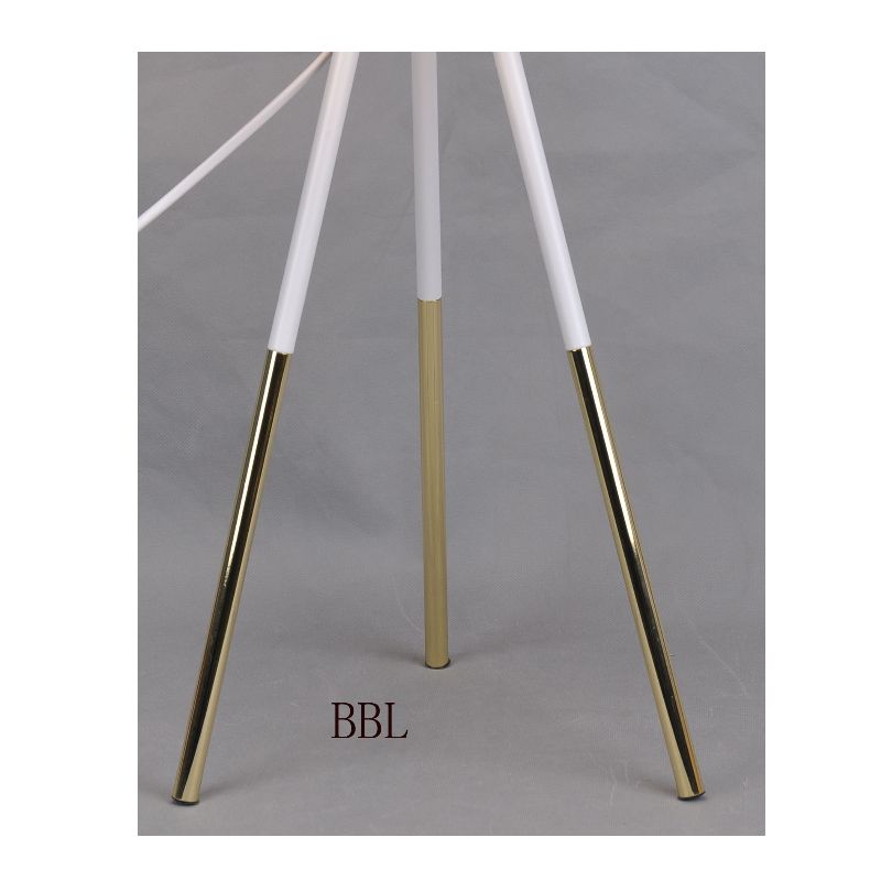 Stativtischlampe mit Metallschirm