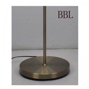 Moderne Stehleuchte mit Mesh-Schirm