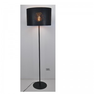 Stehleuchte mit lasergeschnittenem Stoffschirm, flacher Fuß