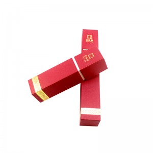 Quadratische Geschenkbox mit speziell angefertigten seltenen Souvenirs