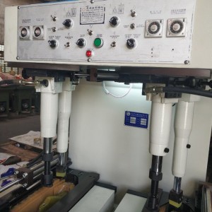 Schuh, der ummauerte Sohlenpressmaschine herstellt