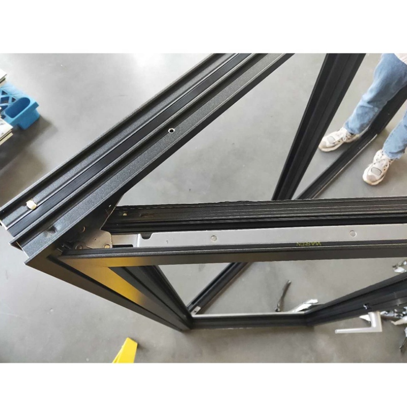 Lange schlanke Aluminiumprofilfenster und -türen