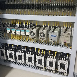 Schuh, der UVbeleuchtungsmaschine herstellt