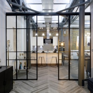 Schiebetür mit schmaler Lünette