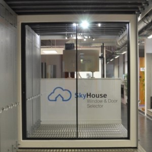 Schiebetür mit schmaler Lünette