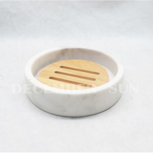 Weißer Marmor mit dem hölzernen Teilbadezimmerzubehörsatz