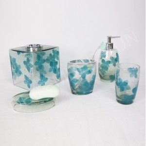 Klarglas mit aufgedrucktem Badezimmerzubehörsatz