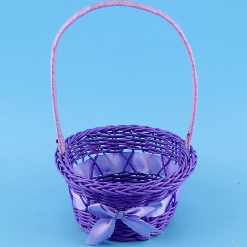 Dekorativer Korb mit Griff