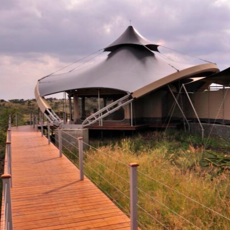Fertigsafari bringt das doppelte Schicht-PVDF-Membran-Struktur-Hotel-Unterkunfts-Zelt in Südafrika unter