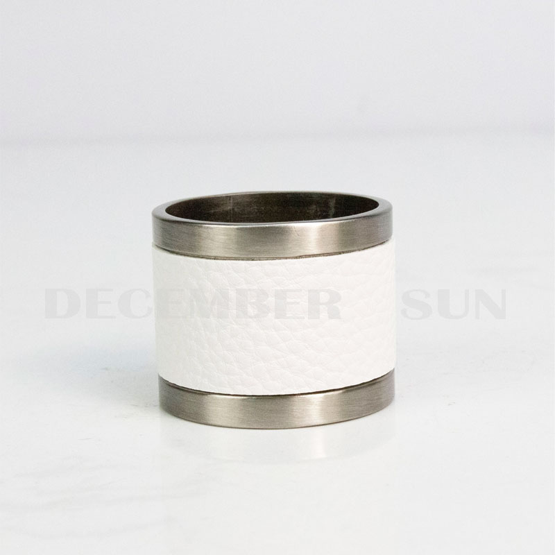 Wunderschöner Serviettenring aus Metall und Leder