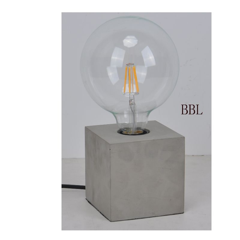 Tischlampe mit quadratischem Betonsockel