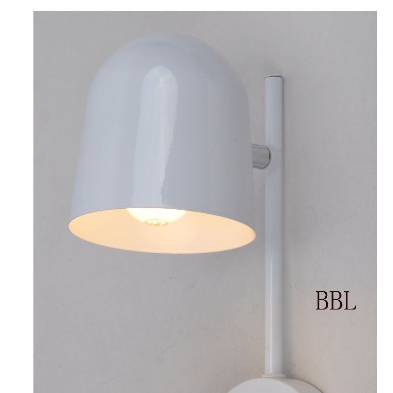 Wandleuchte mit drehbarem Metallschirm