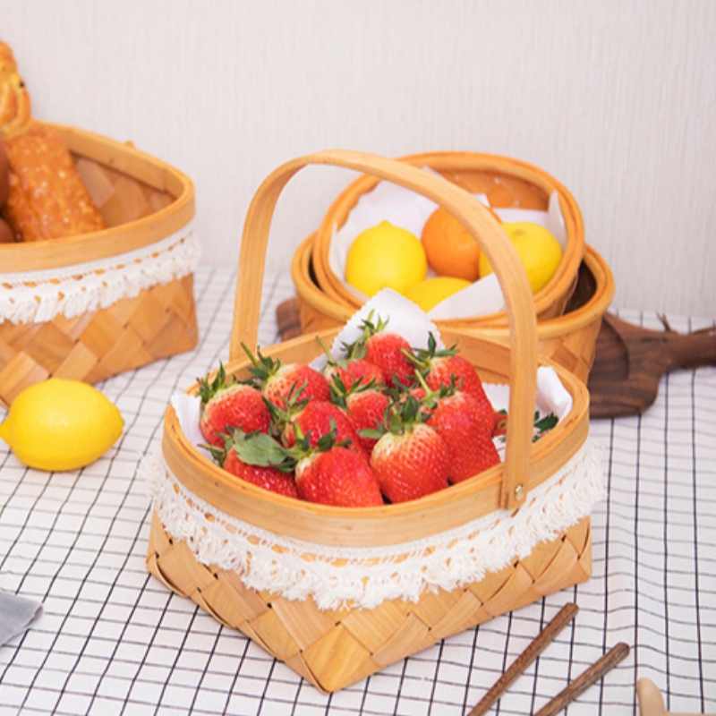 Korb aus Holz mit Griff