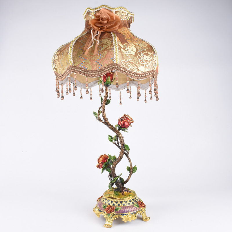Top-Verkauf Rosentischlampe im europäischen Stil Lackierung Tuch Kunst Abdeckung Schlafzimmer Nachttischtischtischtischlampe Studie Lampe