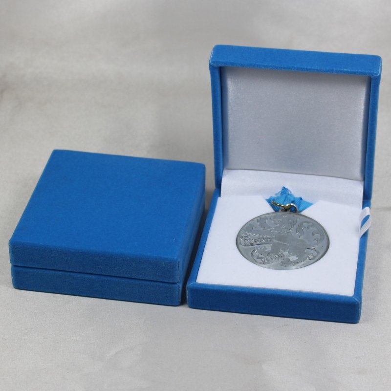 Artikel V-06 quadratische Flanellbox aus Kunststoff für 50-60 mm Münze, Abzeichen, Manschettenknöpfe, Krawattenklammer, Medaille usw. mm. 88 * 91 * 33, wiegt etwa 85 g