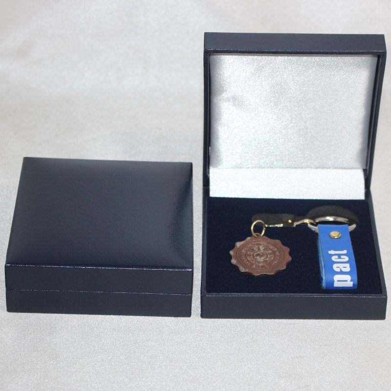 Artikel V-06 quadratische Flanellbox aus Kunststoff für 50-60 mm Münze, Abzeichen, Manschettenknöpfe, Krawattenklammer, Medaille usw. mm. 88 * 91 * 33, wiegt etwa 85 g