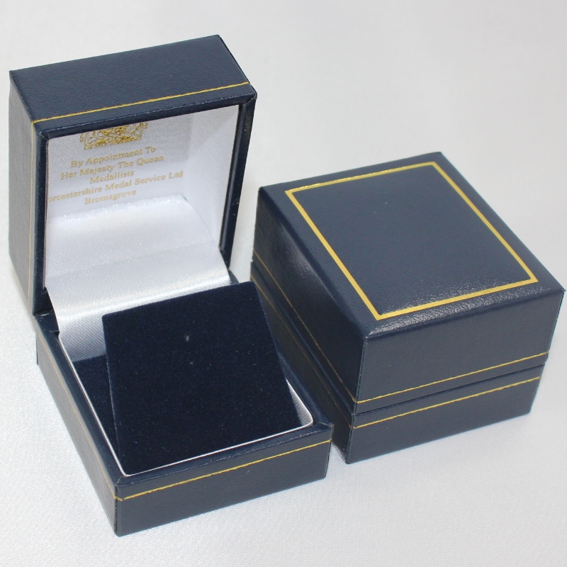 Punkt V-07 quadratische Plastikbox mit Leatherette Paper für Durchmesser 25-30 mm Münze, Abzeichen, Ring etc. mm.46*53*38, Gewichte ca. 40g