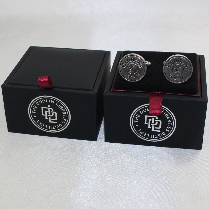 Artikel V-20S quadratische PU-Lederbox für Paar Manschettenknöpfe usw. mm. 65 * 65 * 38, wiegt etwa 62 g