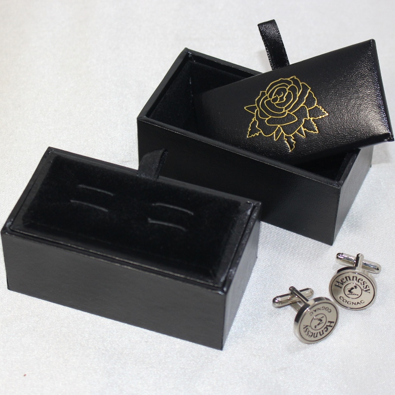 Artikel V-20 Rechteck PU Lederbox für 60mm Krawattenschrauben Manschettenknöpfe, etc. mm.85*45*36, Gewichte ca. 55g