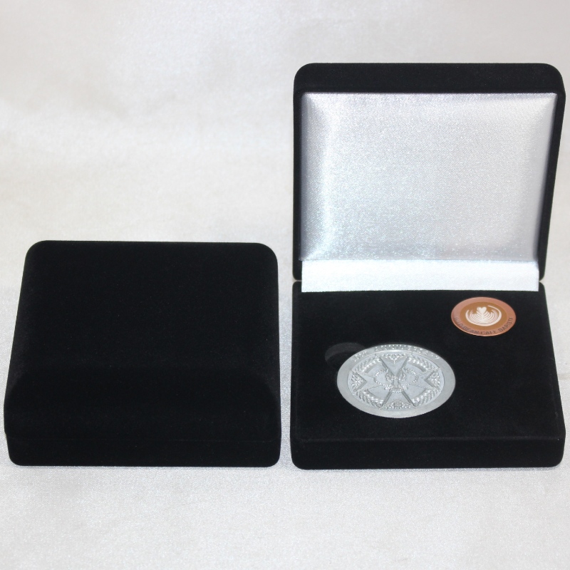 Artikel D-33L runde Samtbox ​​für Münze, Medaille & Abzeichen, mm. 100 * 100 * 39 mm, Gewicht ca. 96 g